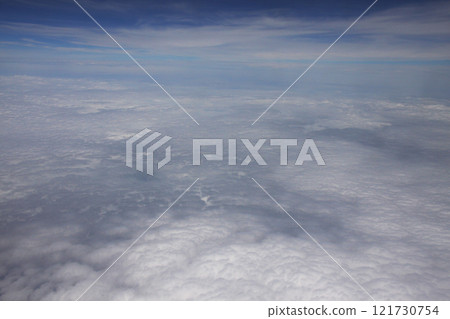 從飛機窗口看到巴西上空的雲海和藍天 121730754