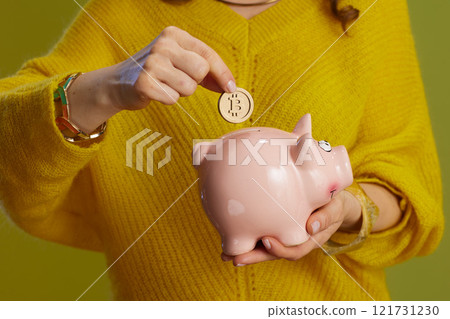 Closeup on fit 40 years old woman against green background 121731230