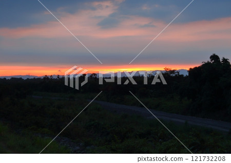 Setting sun 121732208