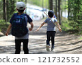 Children who hike 121732552