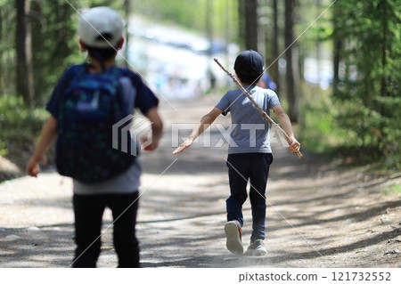 Children who hike 121732552