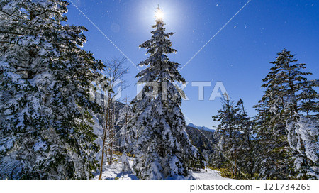 冬季、藍天和陽光下北小岳的壯麗景色 121734265