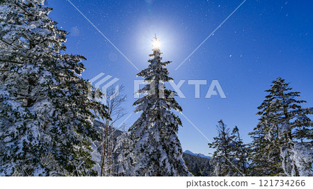 冬季、藍天和陽光下北小岳的壯麗景色 121734266