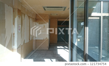 Vacant store 121734754