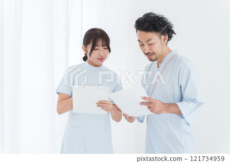 接受檢查的男子和護士（身體檢查、醫療護理、患者、前列腺癌） 121734959