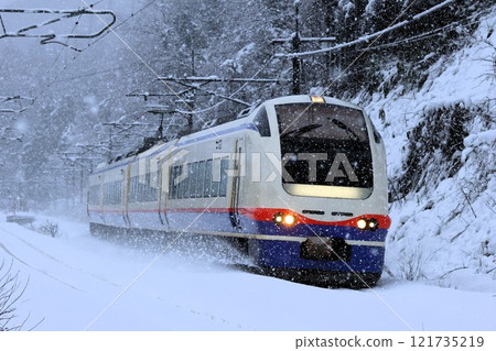 [JR東日本] E653系列1100特急雪中「白雪」（信越本線：長取～塚山） 121735219