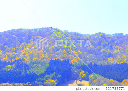 藥井山綠意盎然，預示著清爽的季節 121735771