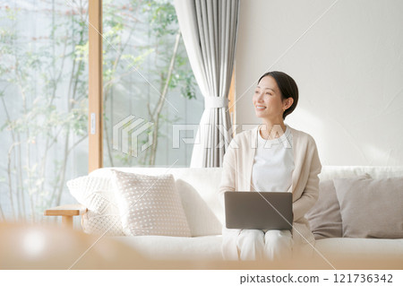 一位女士在客廳使用電腦 一位女士在客廳使用電腦 121736342