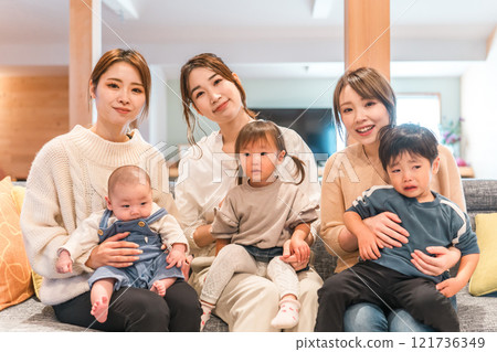 Parents and children, mom friends, children (infants) playing in the kids space 121736349