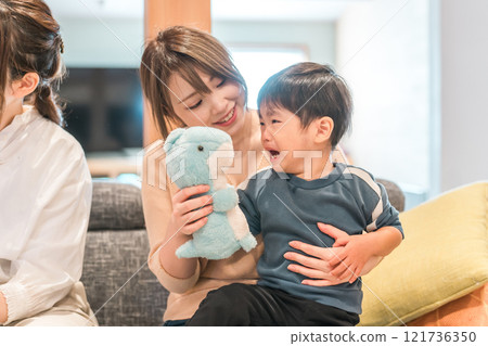 母親、父母和孩子、媽媽朋友、用毛絨玩具安撫男孩在不愉快時期的孩子 母親、父母和孩子、媽媽朋友、用毛絨玩具安撫男孩在不愉快時期的孩子 121736350