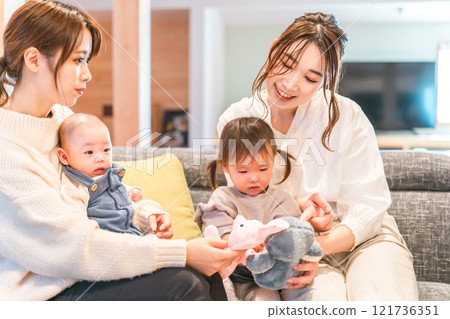 親子、媽媽朋友、小朋友（嬰幼兒）在kids空間玩耍 121736351