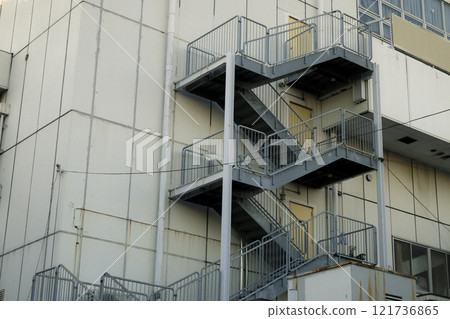 緊急樓梯安裝在室外 121736865