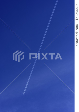 藍天上長長的軌跡 121736896