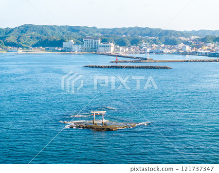 勝浦灣舊富岬神社海鳥居(千葉縣勝浦市) 勝浦灣舊富岬神社海鳥居(千葉縣勝浦市) 121737347