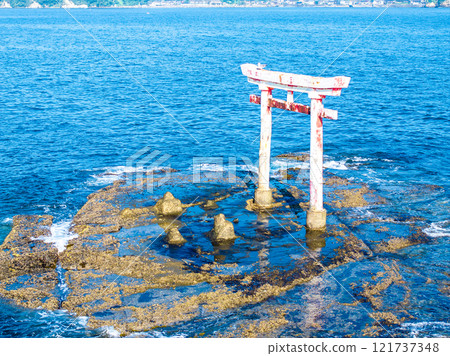 Sea torii gate of the former Tomimisaki Shrine in Katsuura Bay (Katsuura City, Chiba Prefecture) 121737348