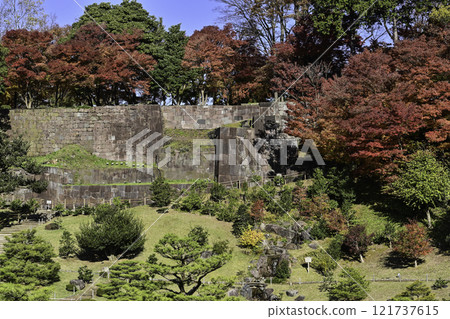 Autumn leaves in Kanazawa Castle Gyokuseninmaru Garden Autumn leaves in Kanazawa Castle Gyokuseninmaru Garden 121737615