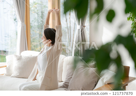 一個女人坐在窗邊伸展身體 121737870