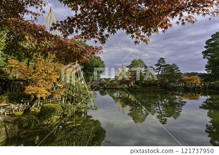 Kenrokuen Garden with beautiful autumn leaves 121737950