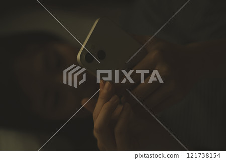 在睡覺時，智能手機 121738154