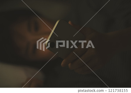 在睡覺時，智能手機 121738155