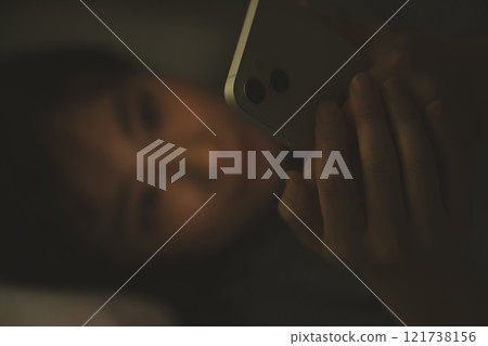 在睡覺時，智能手機 121738156