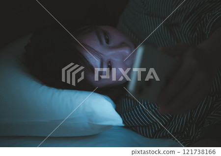 Smartphones and blue light while sleeping 121738166