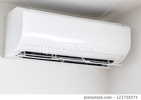 百葉窗朝上的白色空調 121738373