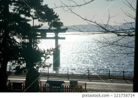 朝陽下波光粼粼的湖面和白須神社的鳥居 朝陽下波光粼粼的湖面和白須神社的鳥居 121738714