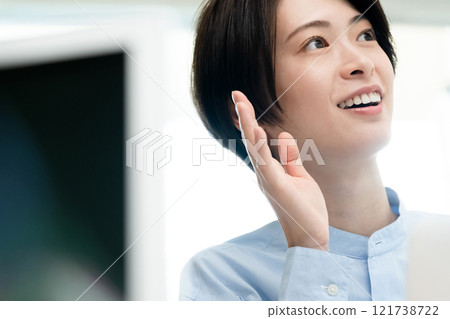 在辦公室的計算機上工作的年輕女子 121738722