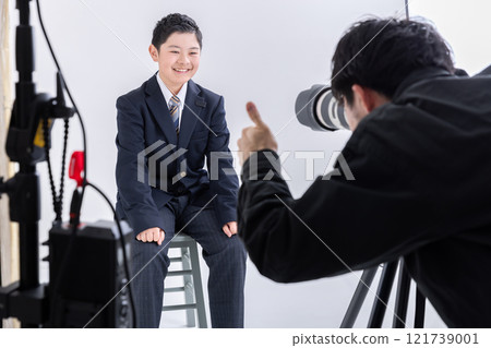 Students taking ID photos Students taking ID photos 121739001
