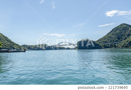 從熊本縣宇城市三隅西港眺望週邊島嶼的景色 121739695