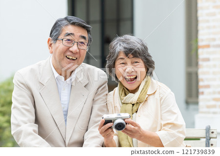 高級夫婦與相機 121739839