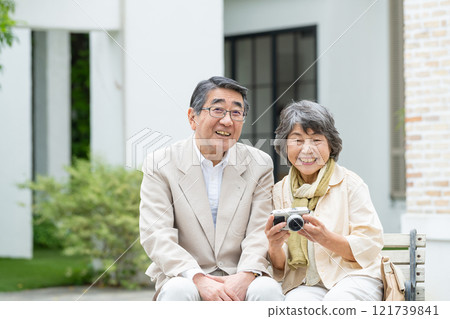 Senior couple travel camera Senior couple travel camera 121739841