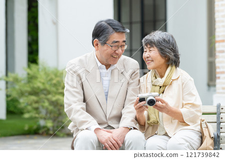 Senior couple travel camera 121739842