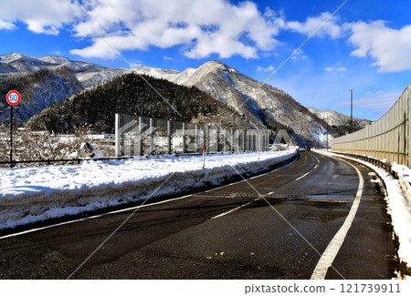 小谷大橋/從姬川附近眺望小谷道之站（長野縣小谷村） [2024.12] 121739911