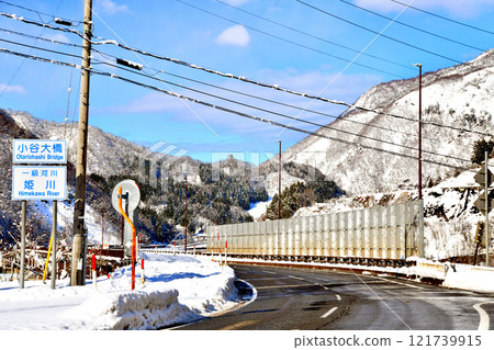 小谷大橋/從姬川附近眺望小谷道之站（長野縣小谷村） [2024.12] 121739915