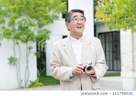 Senior male with camera 121740020