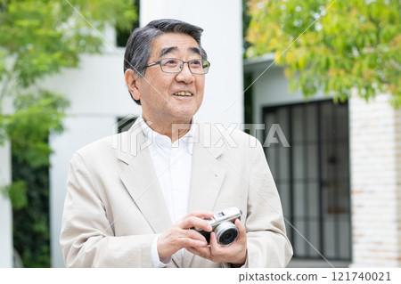 Senior male with camera Senior male with camera 121740021