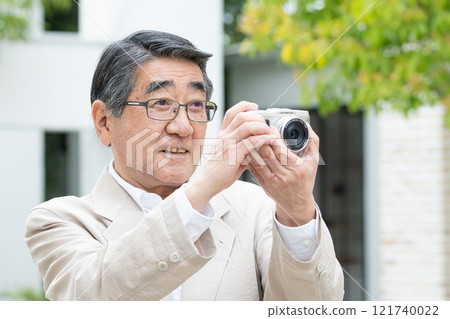 與照相機的資深男性 121740022