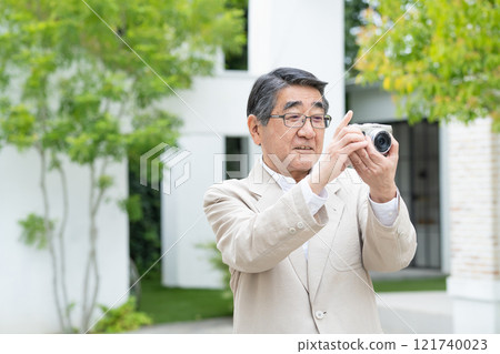 與照相機的資深男性 121740023
