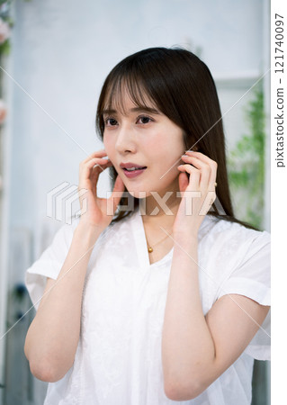 長黑髮的年輕女子 121740097