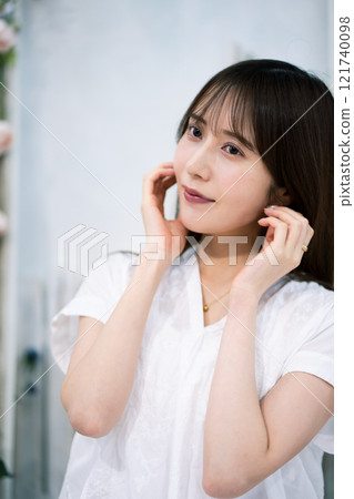 長黑髮的年輕女子 121740098