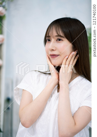 Young woman with long black hair 121740100
