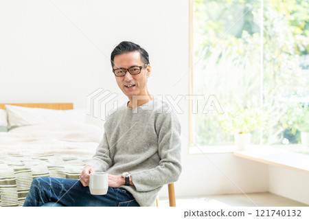 中年男子在臥室喝咖啡 121740132