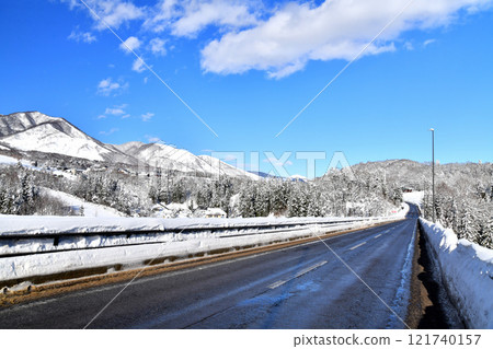 View of the Hakuba Tsugaike Mountain Resort area from Tsugaike Panorama Bridge (Otari Village, Nagano Prefecture) [2024.12] 121740157