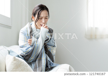 A young woman who is sensitive to the cold, feeling unwell 121740167