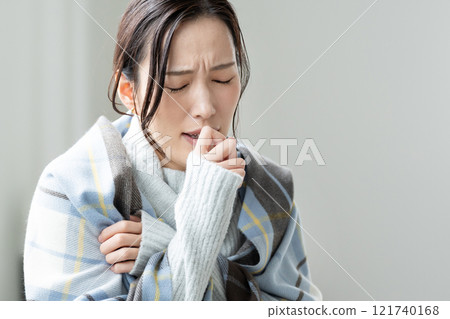 A young woman who is sensitive to the cold, feeling unwell 121740168