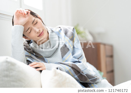 一位對寒冷敏感且感覺不舒服的年輕女性。 121740172