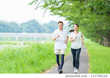 做跑步的資深夫婦 121740228