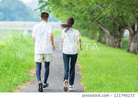 一對年長夫婦慢跑的背影 121740233